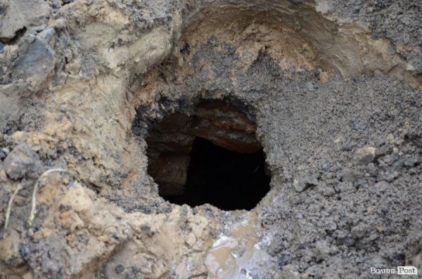 Під провалом на Замковій площі у Луцьку знайшли невідоме підземелля. ФОТО