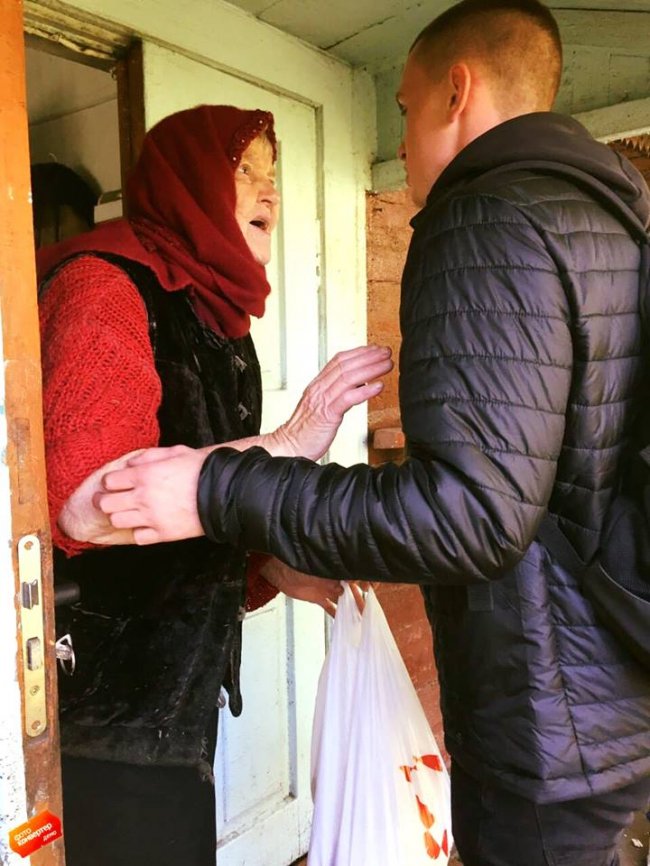 Ковельські студенти роздали одиноким бабусям продуктові набори