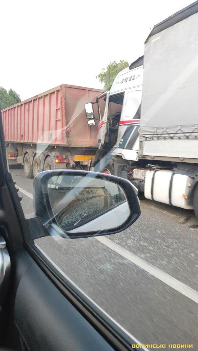 Неподалік Луцька зіткнулися дві фури. ВІДЕО