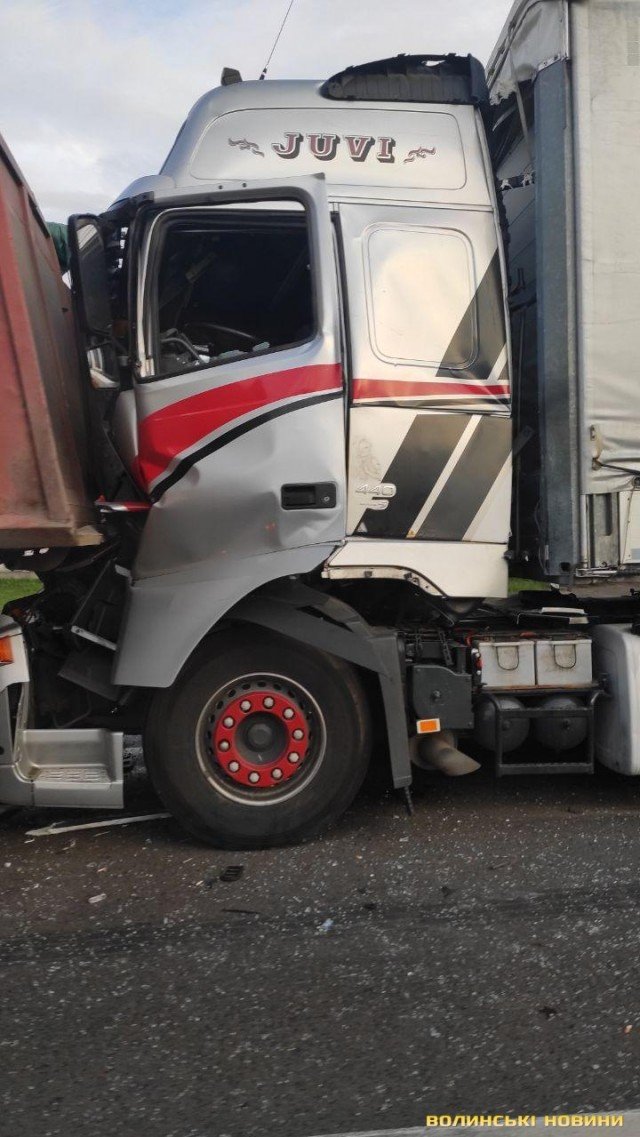 Неподалік Луцька зіткнулися дві фури. ВІДЕО