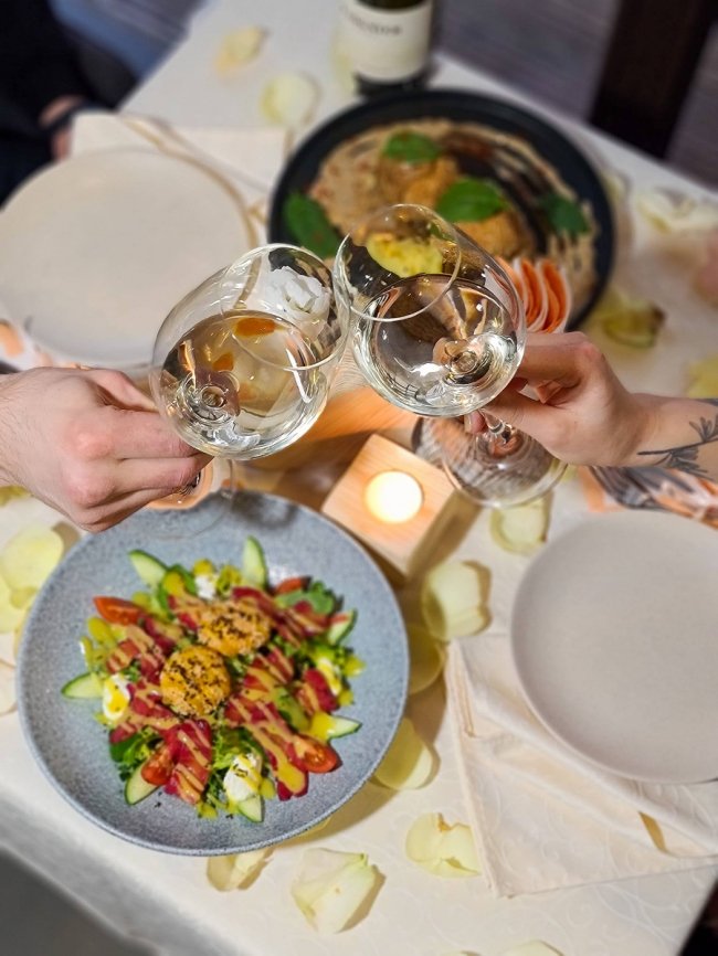 Де та за скільки можна влаштувати романтичну вечерю в Луцьку 