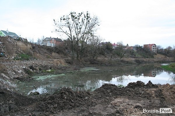 У Луцьку продовжують укріплювати небезпечне урвище. ФОТО