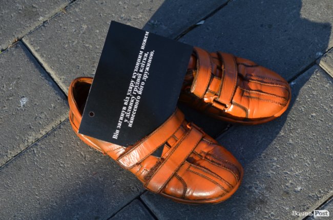 Їх більше немає: у центрі Луцька розмістили арт-інсталяцію із взуття, яке символізує жертв насильства