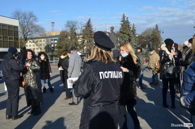 Їх більше немає: у центрі Луцька розмістили арт-інсталяцію із взуття, яке символізує жертв насильства