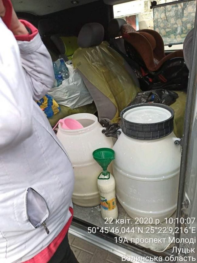 У Луцьку муніципали зловили горе-продавців, які посеред вулиці торгували молоком