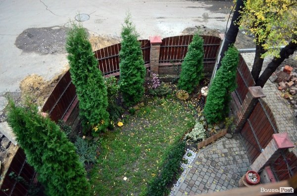 Комунальники зруйнували паркан у центрі Луцька. ФОТО