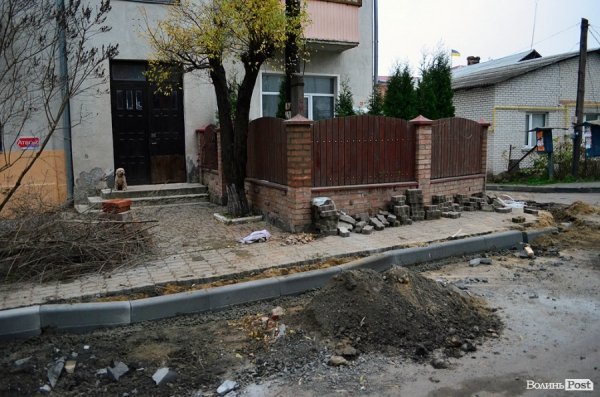 А так виглядає відбудований паркан