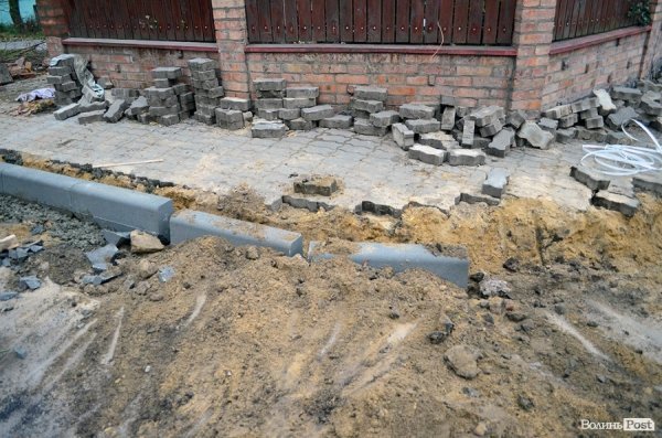 Комунальники зруйнували паркан у центрі Луцька. ФОТО