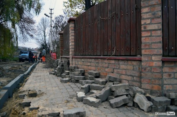 Комунальники зруйнували паркан у центрі Луцька. ФОТО