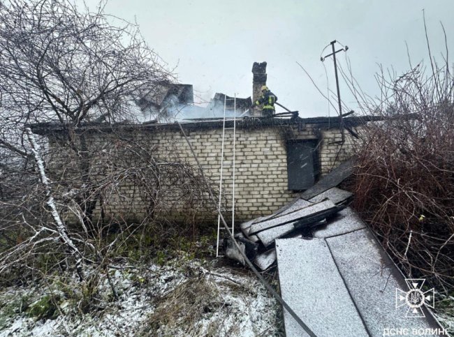 Вогонь охопив одну з кімнат: на Волині під час пожежі будинку загинула жінка