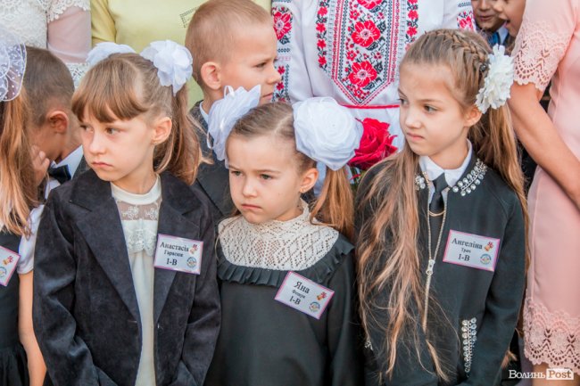 Квіти, вітання та усміхнені першачки: у луцькій школі №9 пролунав перший дзвоник. ФОТО