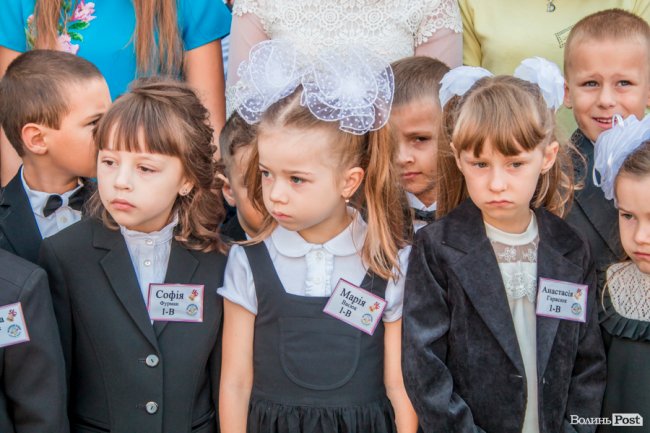 Квіти, вітання та усміхнені першачки: у луцькій школі №9 пролунав перший дзвоник. ФОТО