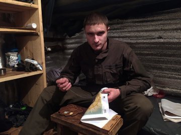 Волинський нацгвардієць вишиває бісером ікони. ФОТО