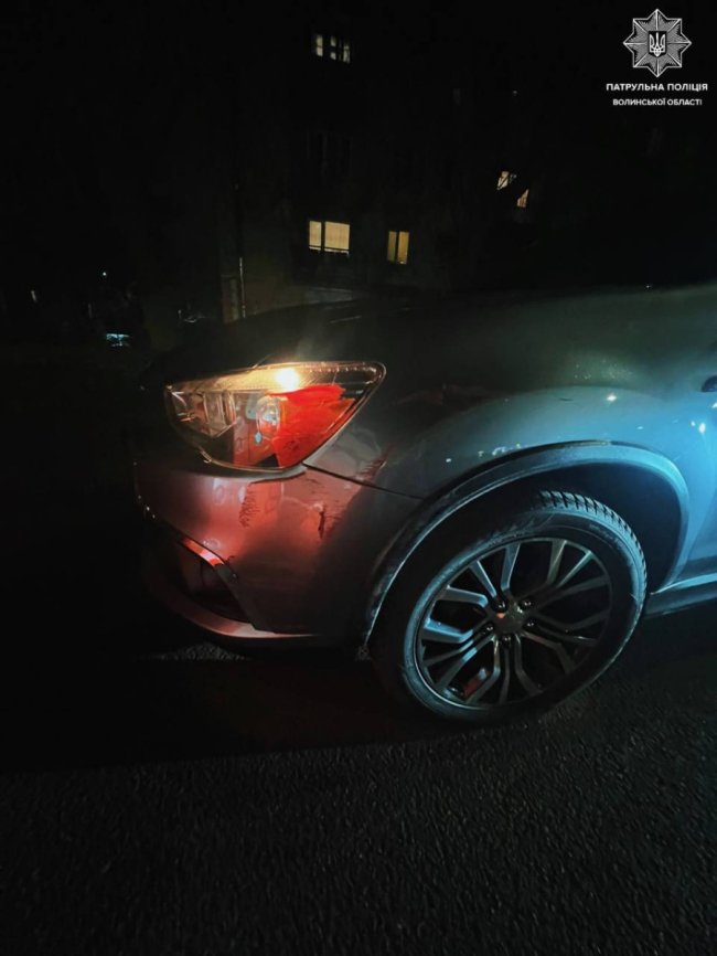 У Луцьку тролейбус в’їхав у припарковане авто