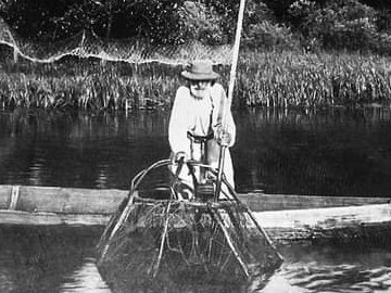 Показали столітнє фото рибалки з Волині