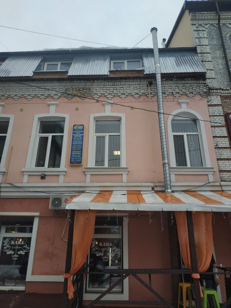 У Луцьку льодова брила пробила дах літнього майданчика кафе, де відпочивали люди