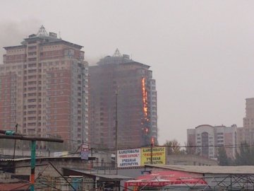 У Донецьку горить багатоповерхівка. ФОТО. ВІДЕО
