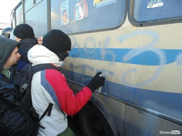 Антивладні гасла писали прямо на автобусах силовиків
