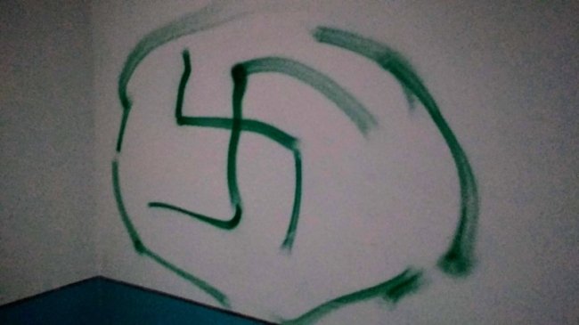 У центрі Луцька невідомі розмалювали свастикою під'їзд. ФОТО