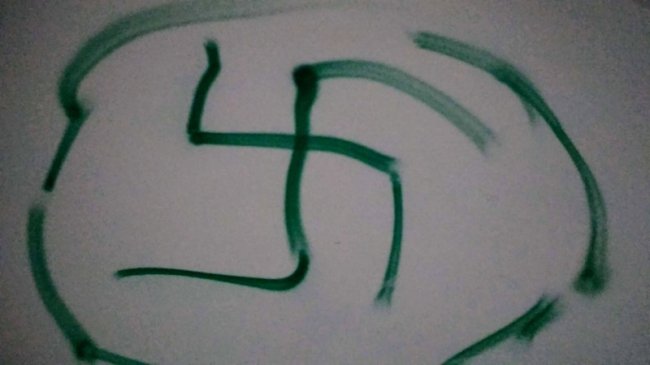 У центрі Луцька невідомі розмалювали свастикою під'їзд. ФОТО