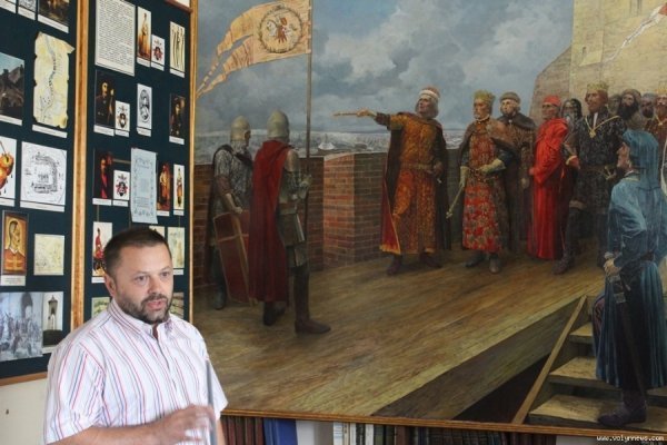 Луцькому музею передали унікальну «монархічну» картину. ФОТО