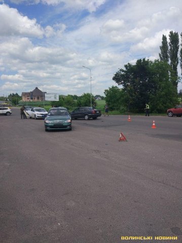 У Луцьку Mercedes зіткнувся із Daewoo Lanos. ФОТО. ВІДЕО