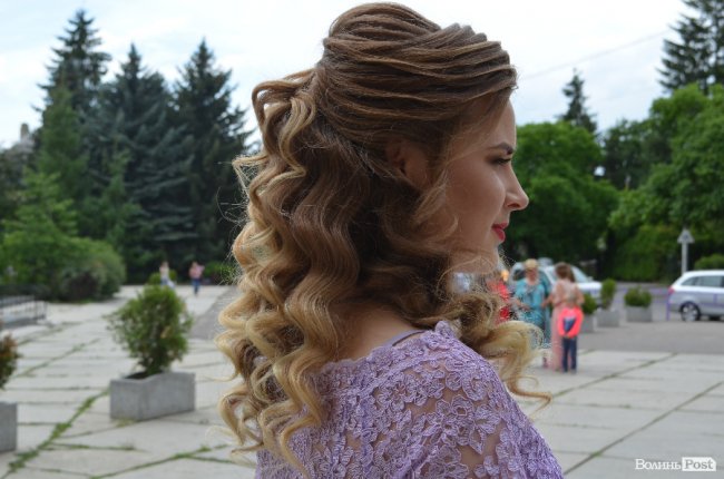 Квіти у волоссі та легкі «хвилі»: зачіски луцьких випускниць. ФОТО