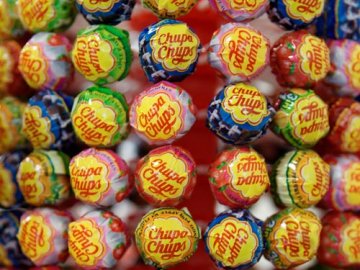 Викрав більше сотні банок «Рево» та 150 чупа-чупсів:  п'яний студент луцького вишу «обчистив» кіоск