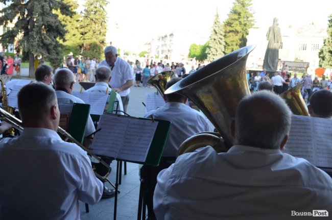 У центрі Луцька – святковий виступ оркестру. ФОТО
