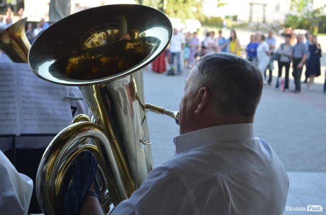 У центрі Луцька – святковий виступ оркестру. ФОТО