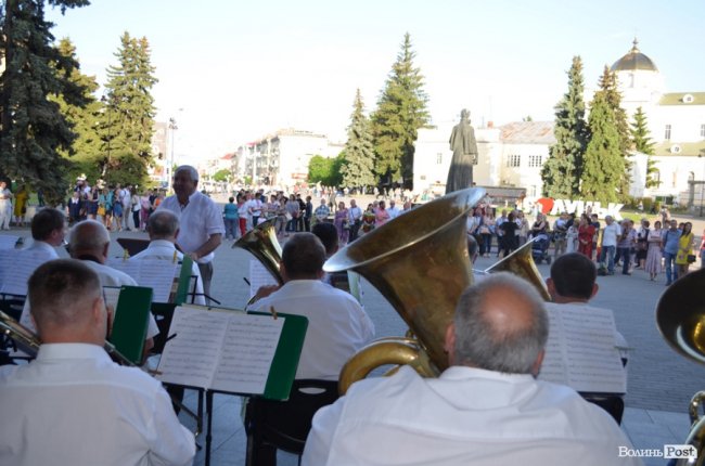 У центрі Луцька – святковий виступ оркестру. ФОТО