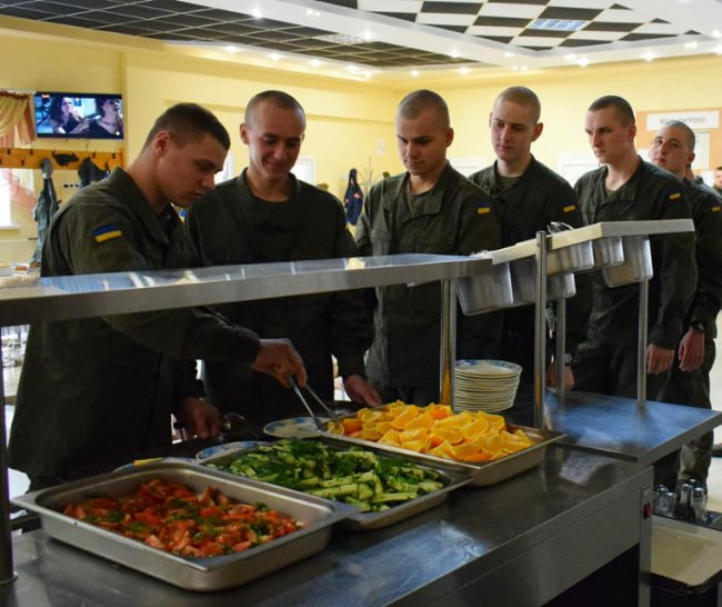 Показали, як харчуються луцькі нацгвардійці. ФОТО