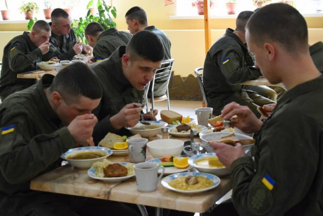 Показали, як харчуються луцькі нацгвардійці. ФОТО