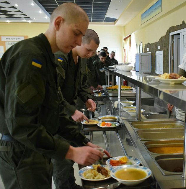 Показали, як харчуються луцькі нацгвардійці. ФОТО