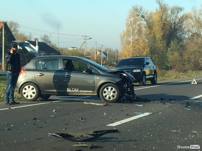  Дві машини – в кюветі: на Волині бус з причепом зіткнувся з іномаркою. ФОТО