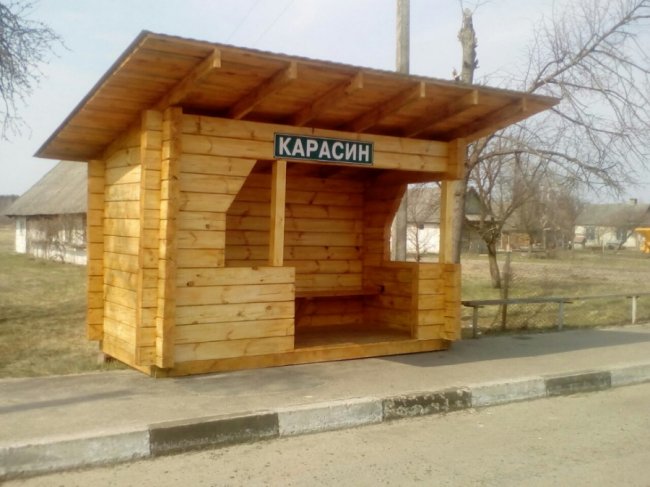 Лісівники подарували еко-зупинку жителям волинського села. ФОТО