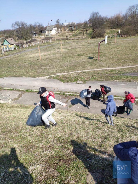 Купи сміття та шприців: в містечку на Волині прибрали територію біля школи. ФОТО