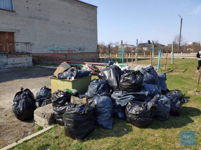 Купи сміття та шприців: в містечку на Волині прибрали територію біля школи. ФОТО