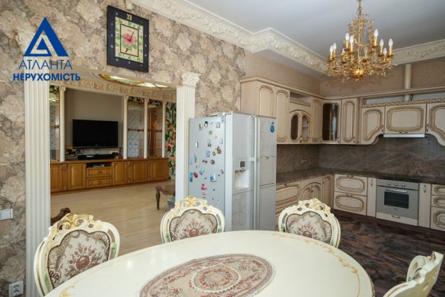 Позолота, ліпнина, вітражі: у Луцьку продають квартиру в «пшонка-стайлі». ФОТО