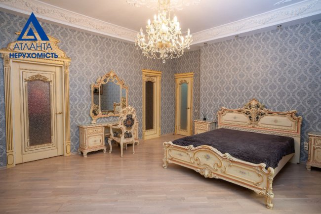 Позолота, ліпнина, вітражі: у Луцьку продають квартиру в «пшонка-стайлі». ФОТО