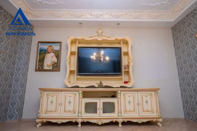 Позолота, ліпнина, вітражі: у Луцьку продають квартиру в «пшонка-стайлі». ФОТО