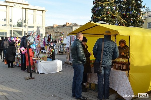 У центрі Луцька продають мед. ФОТО