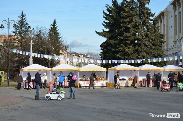 У центрі Луцька продають мед. ФОТО