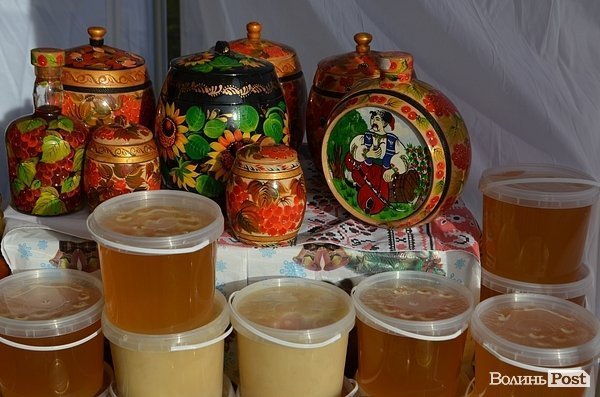 У центрі Луцька продають мед. ФОТО