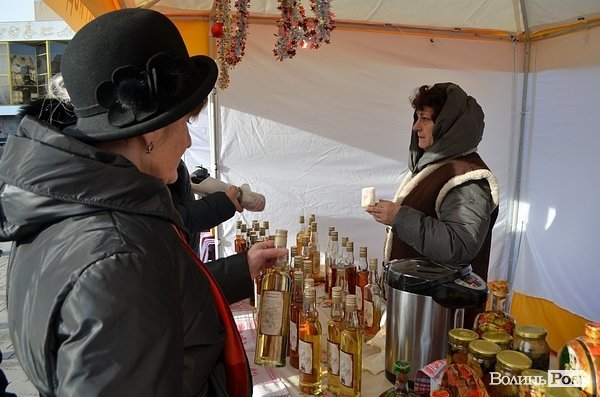 У центрі Луцька продають мед. ФОТО