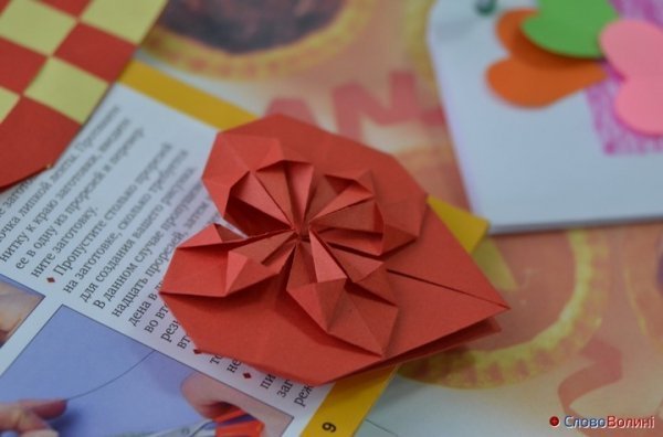 У Луцьку навчали робити валентинки. ФОТО