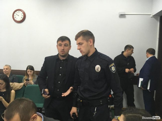 До Луцькради викликали поліцію. ФОТО