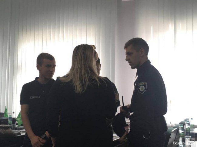 До Луцькради викликали поліцію. ФОТО