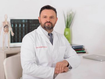 На його обличчі – відбиток війни: лікар Валіхновський безкоштовно оперуватиме атовця