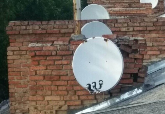 У Луцьку мешканці будинку бояться, що на голову з даху впаде цегла. ФОТО